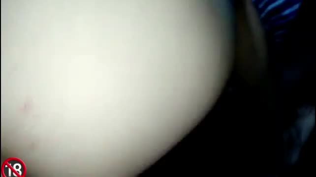 Casada gozando na piroca do novinho o cuzinho piscando pra tomar...