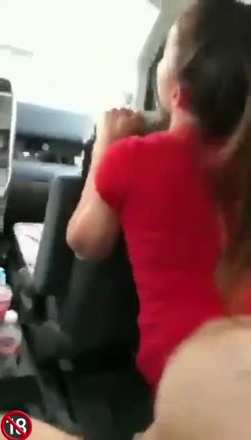 Comendo a branquinha no carro
