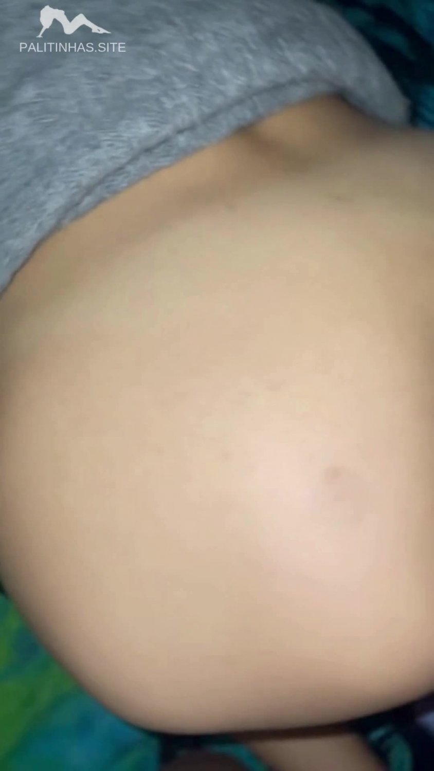 Empurrando a Linguiça no Cuzinho da Ninfeta