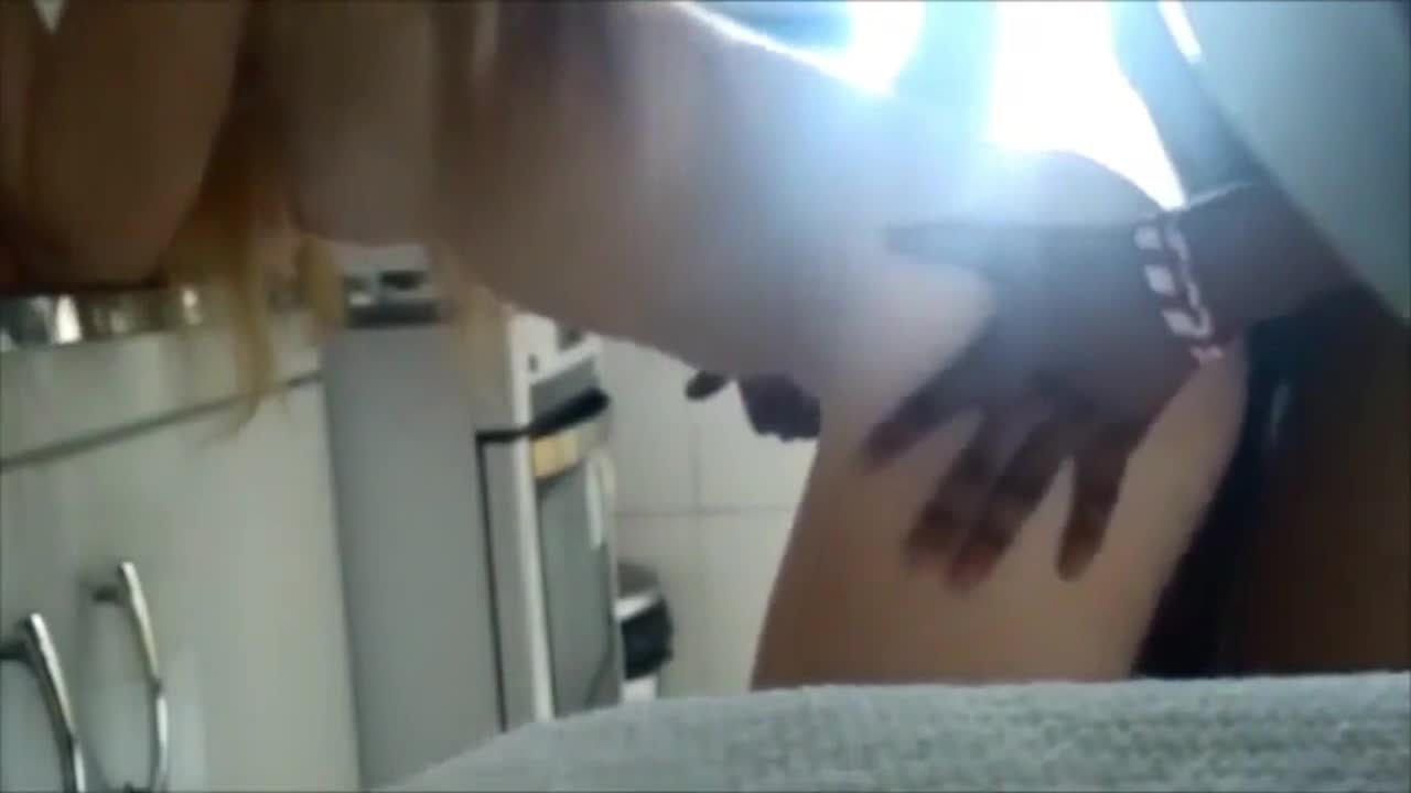 Filho pegou a mãe no flagra com namorado aprontando na cozinha