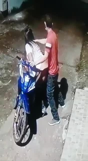 Foi pega no flagra fudendo em cima da moto na rua