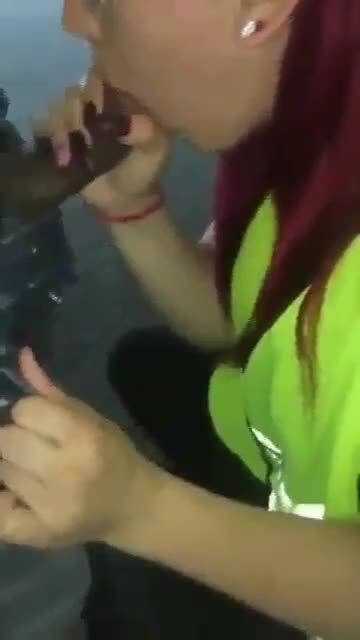 Funcionária mamando o chefe até sair leite