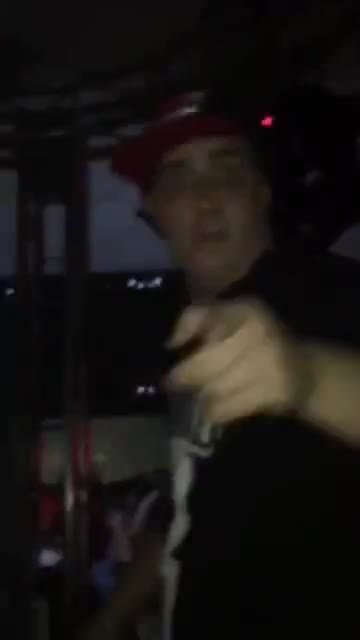 Gostosa sem calcinha em festa