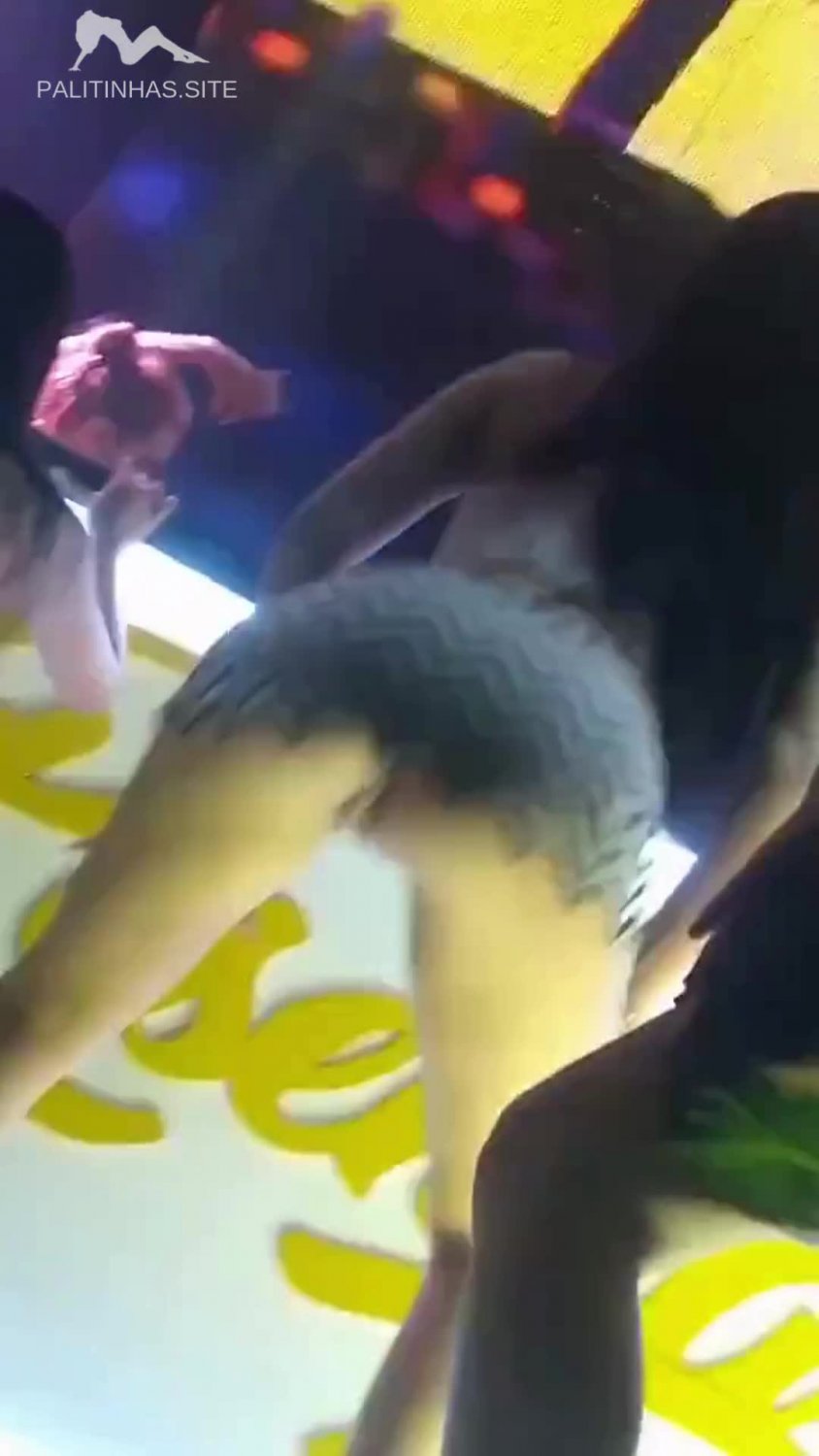 Jogando sem calcinha no palco na vibe piriguete
