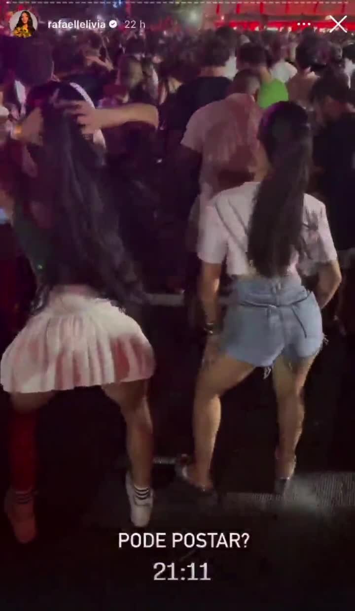 Karamba Livia quase mostrando o cuzinho famosinha gostosa novinha...