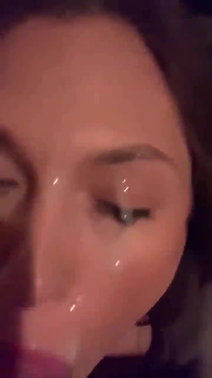 Novinha chupa a pika com a cara cheia de leite