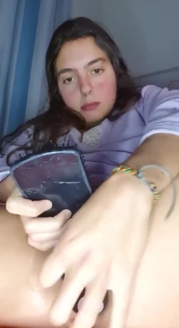 Novinha masturbando a buceta com uma escova de cabelo