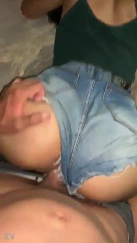 Novinha não aguentou de tesão e deu de short mesmo