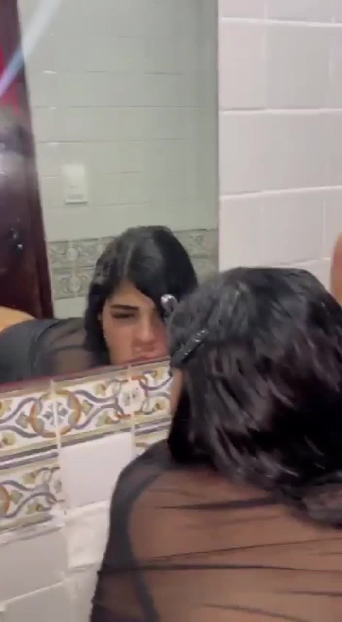 Novinha vazou fudendo no banheiro da festa