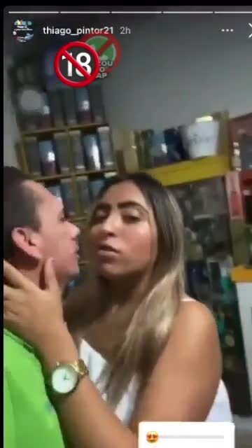 Thiago pintor dando uma pintada na cavala putiane