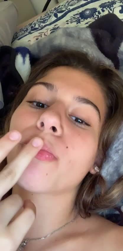 Vazou a novinha chupando a própria porra