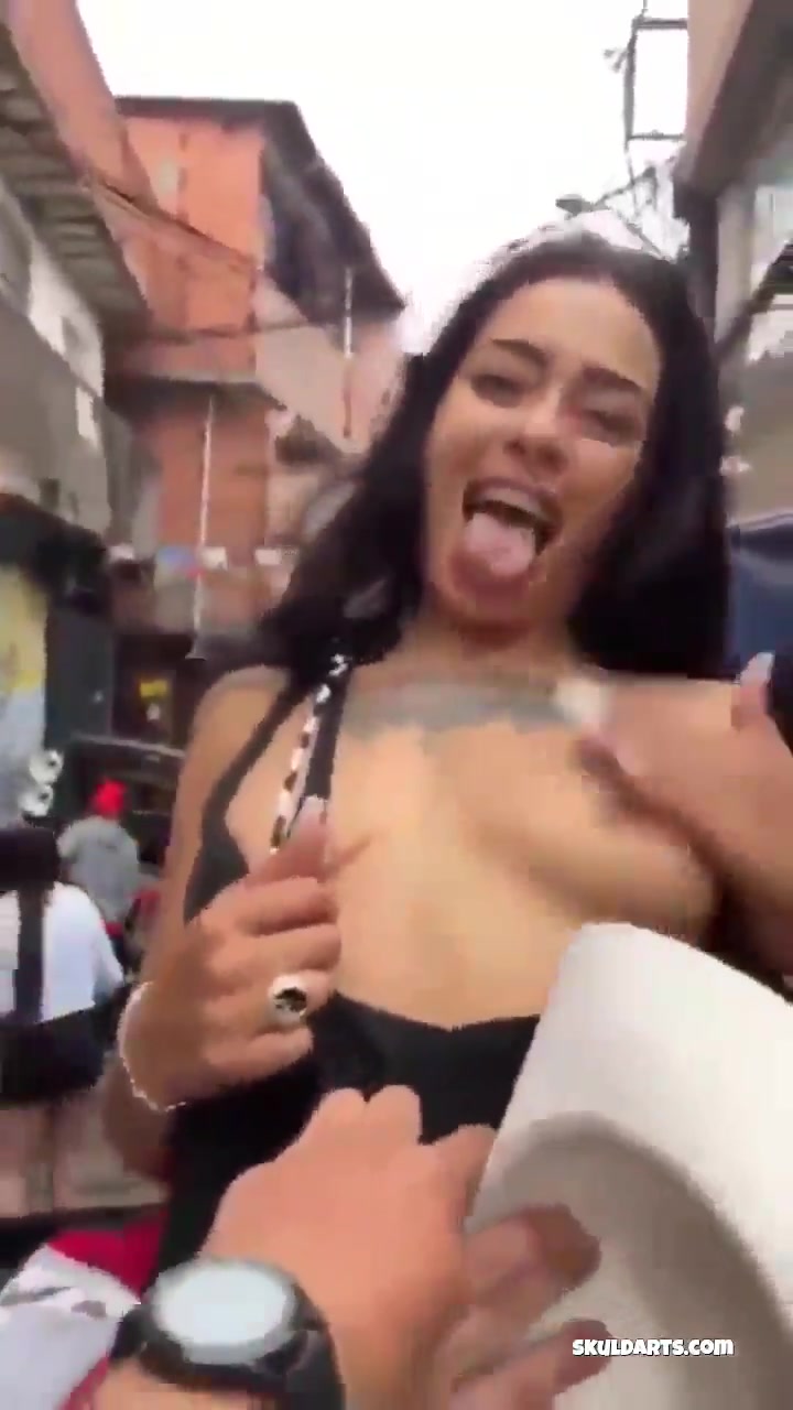 Vazou novinha bêbada mostrando a buceta e o cuzinho no baile