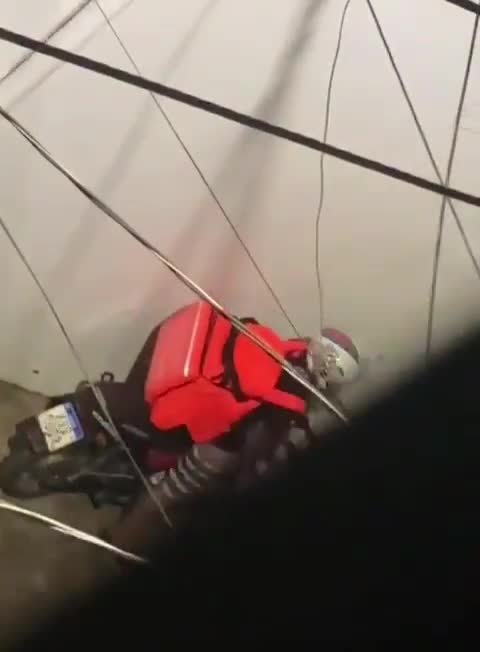 Vazou puta mamando o motoboy no beco de favela