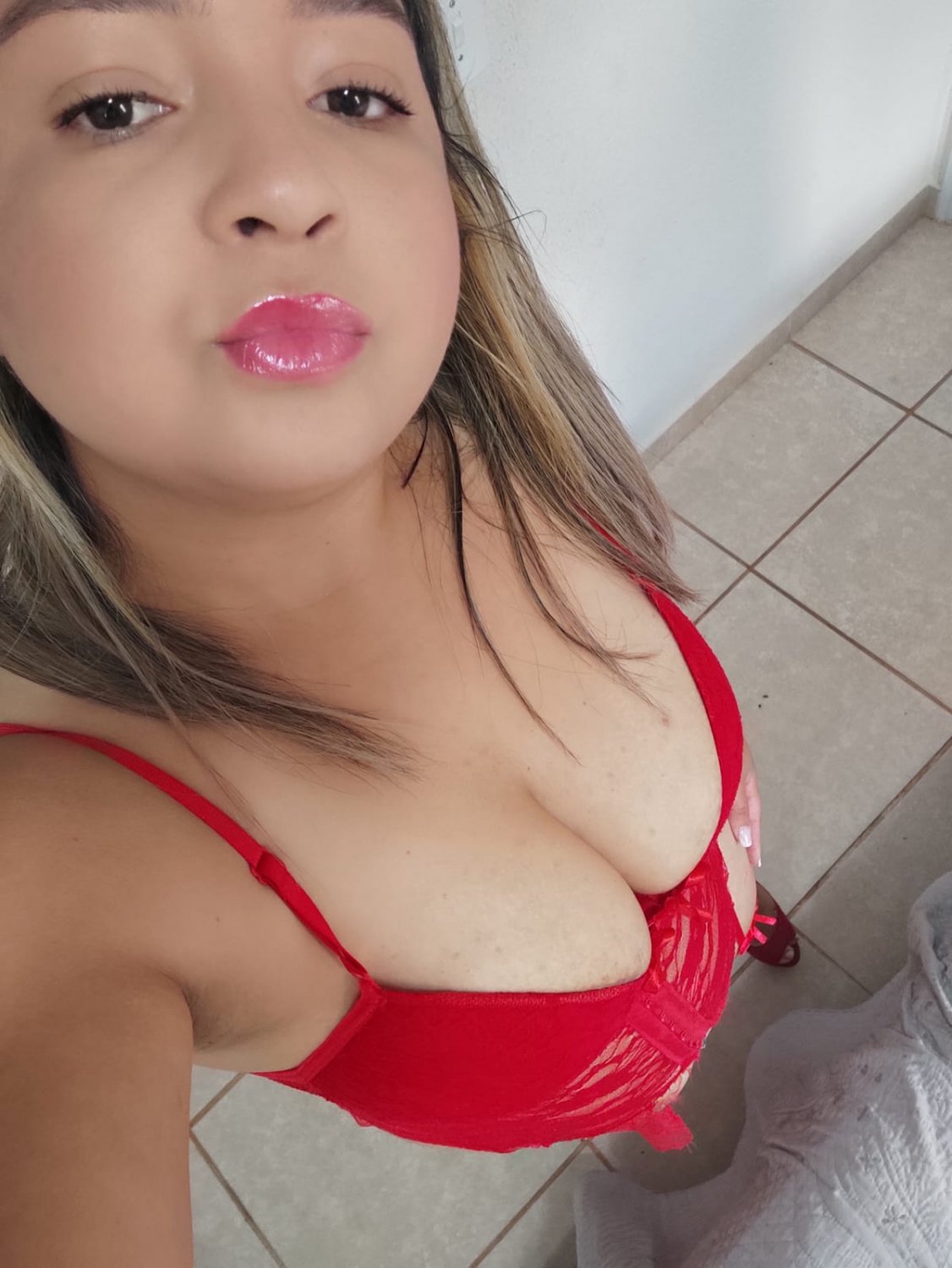 Casada putinha vazada no 4shared tomando gozada na cara exibindo nudes