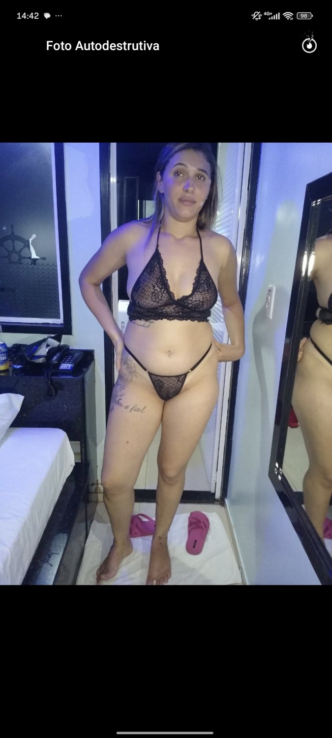 Corno pediu pra falar o que fariam com o cu dela? Ele adora vê outros comendo o cu dela