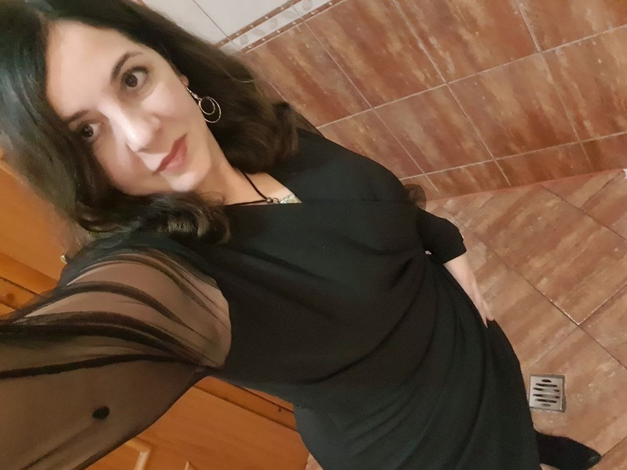 Coroa puta mostrando os peitos e a bucetinha gostosa
