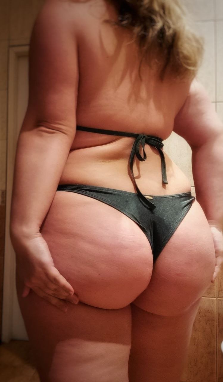 Coroa puta mostrando os peitos e a bucetinha gostosa