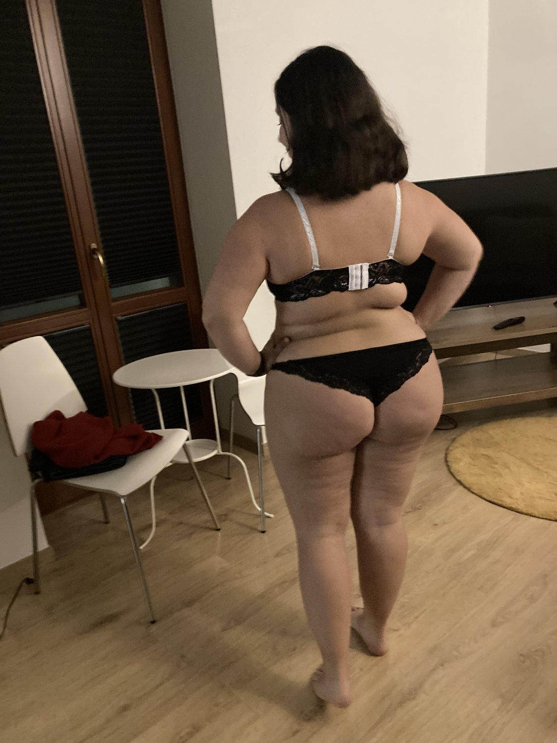 Coroa puta mostrando os peitos e a bucetinha gostosa