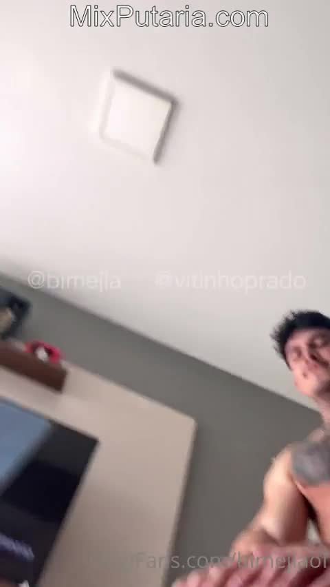 dando a buceta para no sofa levando gozada na cara