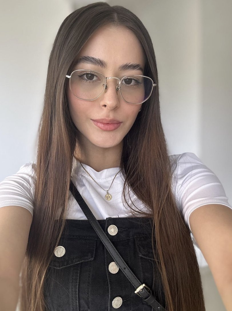 Hermosa flaquita de lentes