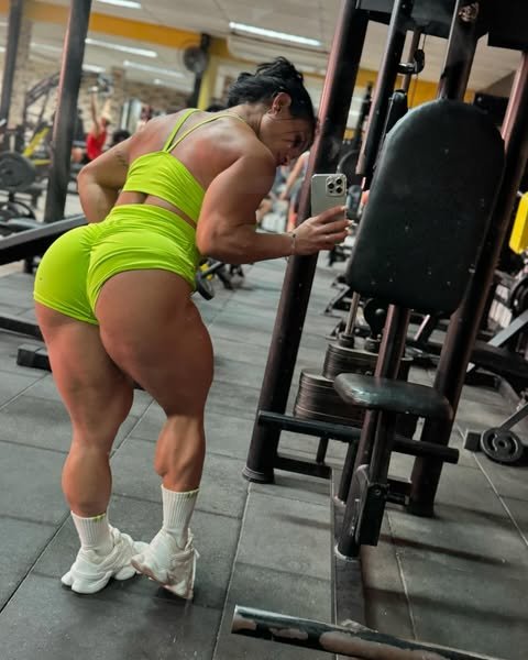 Morena maromba nua