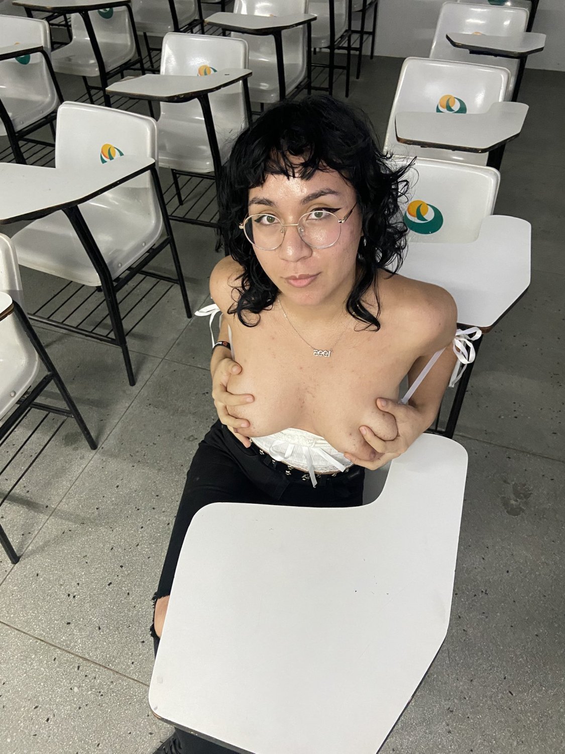 Novinha bucetuda