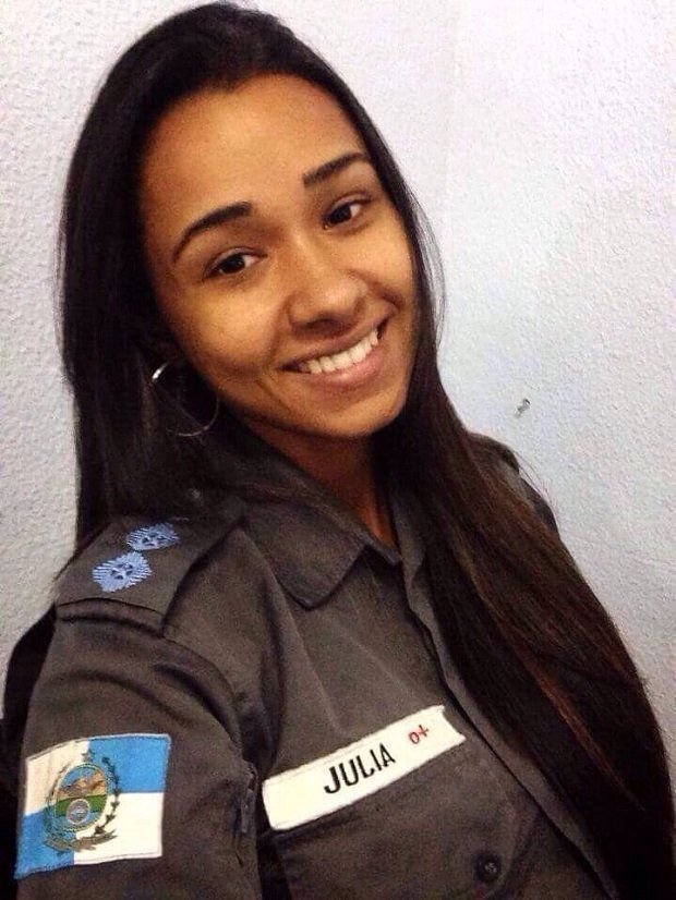 Policial gostosa e bucetuda